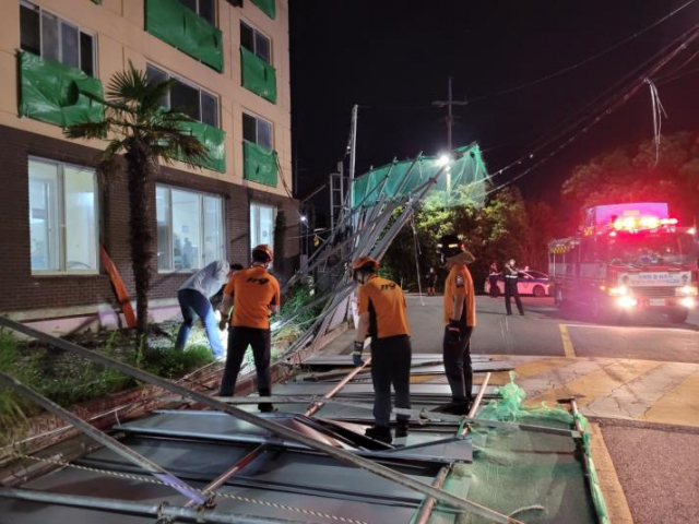 지난 3일 오후 9시 59분께 제주시 연동의 한 공사장 펜스가 넘어져 소방대원들이 안전조치를 하고 있다. /사진제공=제주소방서