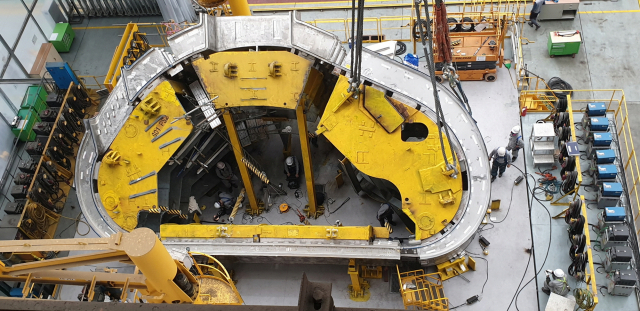 지난달 25일 한국핵융합에너지연구원에 따르면 우리나라가 제작을 맡은 ITER 건설 부품 중 하나인 진공 용기 7번 섹터가 완성돼 전날 ITER 건설 현장인 프랑스로 출하됐다. 사진은 ITER 건설현장 내 진공 용기 섹터. /사진 제공=한국핵융합에너지연구원