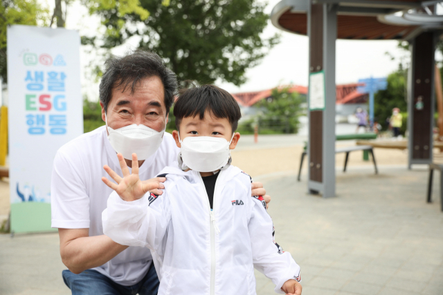 여권 대권주자인 이낙연 전 더불어민주당 대표가 지난 3일 서울 망원한강공원에서 열린 '제1회 런댕이 산책챌린지'에서 기념 촬영하고 있다. /연합뉴스