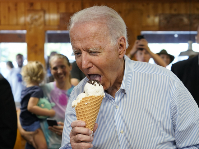 조 바이든 미국 대통령이 3일(현지 시간) 미시간주의 한 상점을 방문해 아이스크림을 먹고 있다./AP연합뉴스