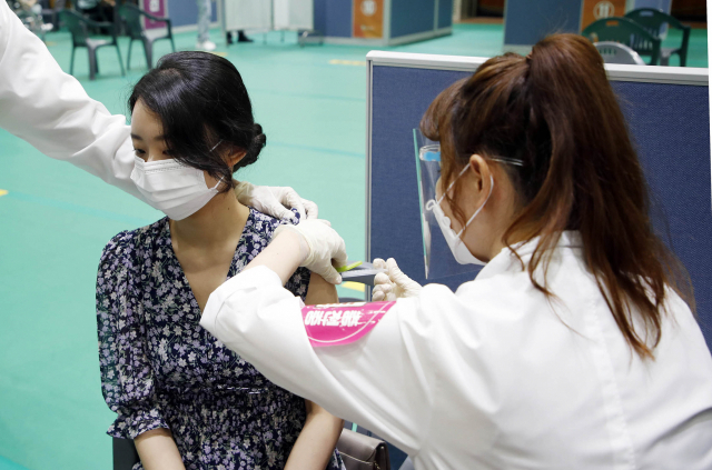 지난달 15일 오전 광주 북구 신종 코로나바이러스 감염증(코로나19) 화이자 백신 예방접종센터에서 보건소 의료진이 30세 미만 사회 필수인력 대상자들에게 접종하고 있다. /연합뉴스