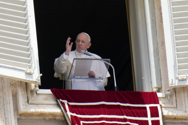 프란치스코 교황이 4일(현지시간) 바티칸 사도궁의 집무실에서 주일 삼종기도를 집례하고 있다. 교황청은 이날 프란치스코 교황이 결장 협착증 수술을 받기 위해 이탈리아 로마의 한 병원에 입원했다고 밝혔다. /AP연합뉴스