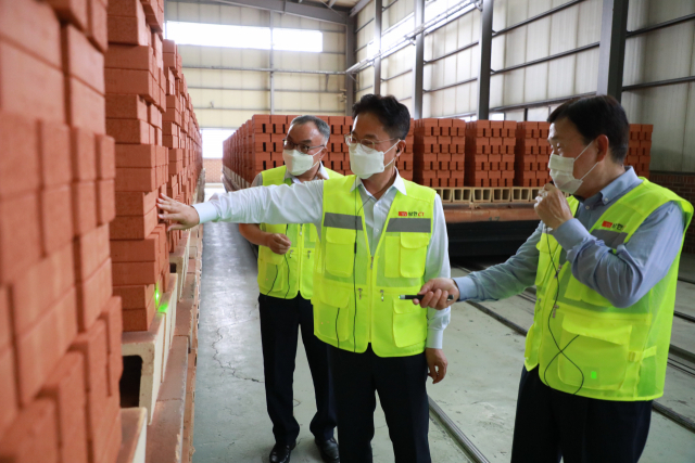 김정우(사진 오른쪽에서 두번째) 조달청장이 경북 예천군 소재 삼한씨원을 방문해 생산제품을 살펴보고 있다. 사진제공=조달청