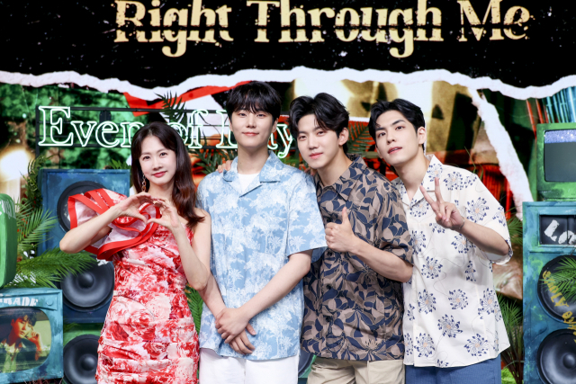 5일 오후 미니 2집 ‘Right through me’ 발매 기념 쇼케이스에 참석한 그룹 데이식스(이븐오브데이)(영케이, 도운, 원필)와 MC 박소현 / 사진=JYP엔터테인먼트 제공