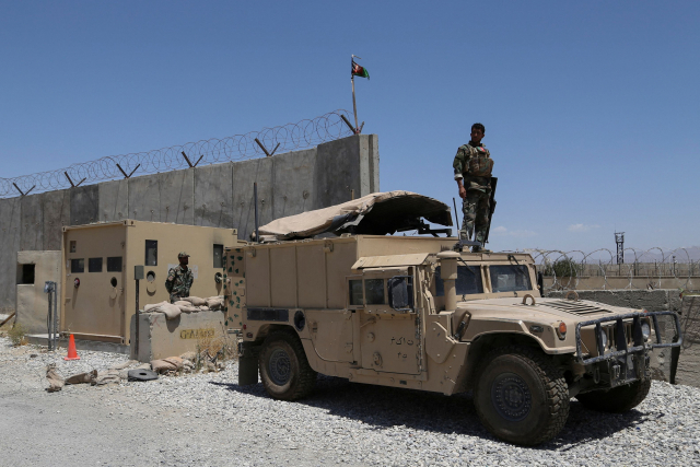 지난 2일(현지시간) 미군과 나토(북대서양조약기구) 연합군이 모두 철수한 아프가니스탄 수도 카불 북부의 바그람 공군기지에서 한 정부군 병사가 험비 차량에 올라가 경계 근무를 하고 있다./연합뉴스