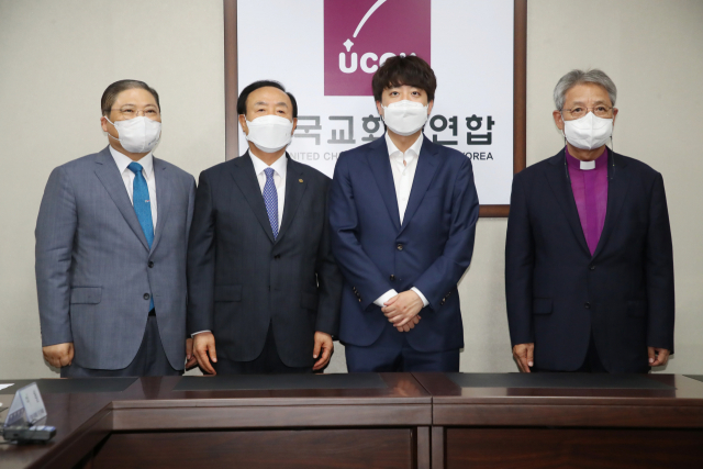 이준석(오른쪽 두번째) 국민의힘 대표가 5일 오후 서울 종로구 한국기독교회관을 방문해 장종현·이철·소강석 한국교회총연합 공동대표와 사진 촬영을 하고 있다.