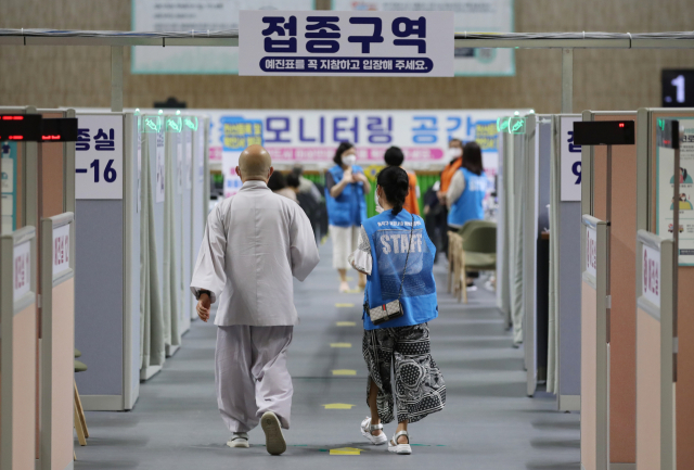 예방접종센터에서 시민들이 화이자 백신 접종을 위해 접종실로 향하고 있다./연합뉴스