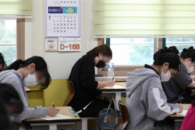 지난달 3일 서울 국제금융로 여의도여자고등학교에서 3학년 학생들이 대학수학능력시험(수능) 대비를 위한 6월 모의평가시험을 보고 있다./오승현 기자