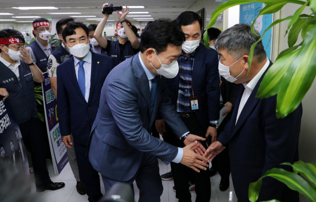 더불어민주당 송영길 대표(왼쪽)가 5일 서울 여의도 한국노총에서 김동명 한국노총 위원장과 인사하고 있다. / 연합뉴스