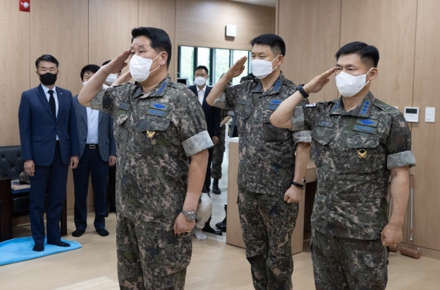 박인호(맨 앞) 신임 공군참모총장이 5일 오후 경기도 성남시 국군수도병원 장례식장에 마련된 공군 소속 고 이 모 중사 추모소를 찾아 헌화한 뒤 거수 경례를 하고 있다. /성남=연합뉴스