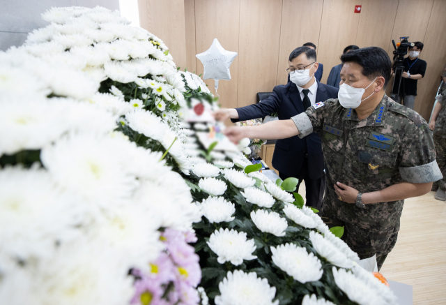 박인호 신임 공군참모총장이 5일 오후 경기도 성남시 국군수도병원 장례식장에 마련된 고 이 모 중사 추모소를 찾아 헌화하고 있다. /성남=연합뉴스