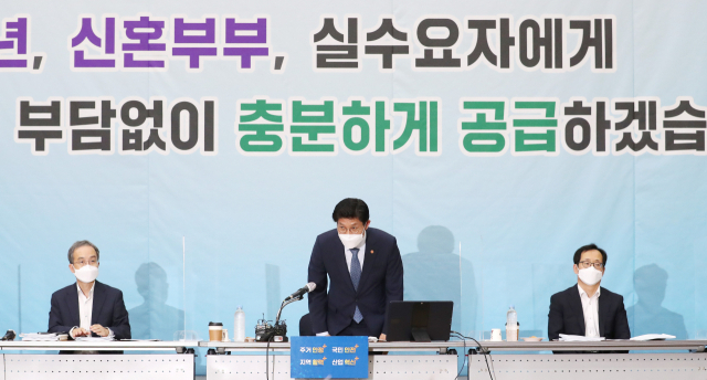 노형욱 국토교통부 장관이 5일 출입기자단 간담회에 입장해 인사하고 있다./연합뉴스