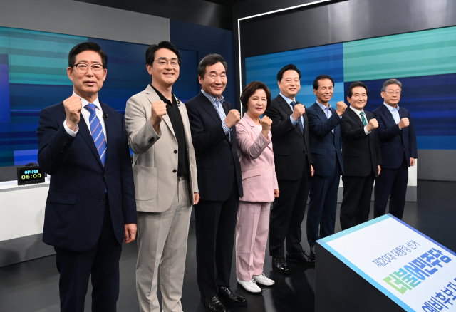 더불어민주당 대선 예비경선 후보들이 5일 서울 마포구 JTBC 스튜디오에서 열린 합동 TV토론에 앞서 기념촬영을 하고 있다. / 성형주 기자