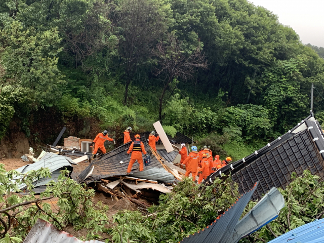 6일 오전 전남 광양시 진상면 야산에서 산사태가 발생해 소방대원들이 인명 구조 작업을 벌이고 있다. 이 사고로 주택 4채가 매몰되거나 파손됐으며 소방당국은 1명이 실종된 것으로 보고 있다. /사진제공=전남소방본부