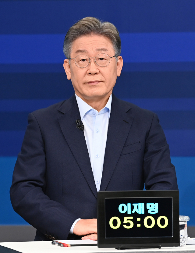더불어민주당 대선 예비경선 후보인 이재명 경기도지사가 지난 5일 JTBC 스튜디오에서 합동 TV토론을 준비하고 있다. / 성형주 기자