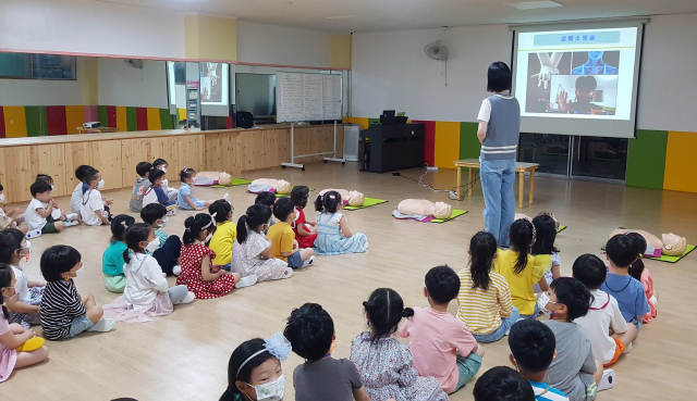 광주 동구의 한 유치원에서 원생들이 소방 교육을 받고 있다./연합뉴스