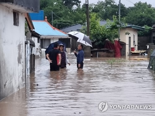 6일 오전 전남에 폭우가 내린 가운데 해남군 마산면 월산마을 일대가 침수돼 물이 성인 무릎 높이까지 차올라 있다. /사진=연합뉴스