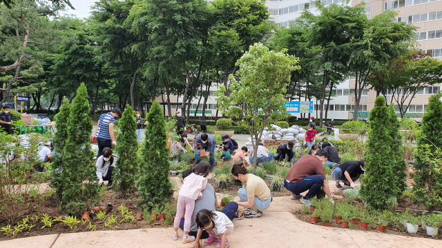 상계주공15단지 주민들이 정원을 가꾸고 있는 모습. /사진 제공=노원구