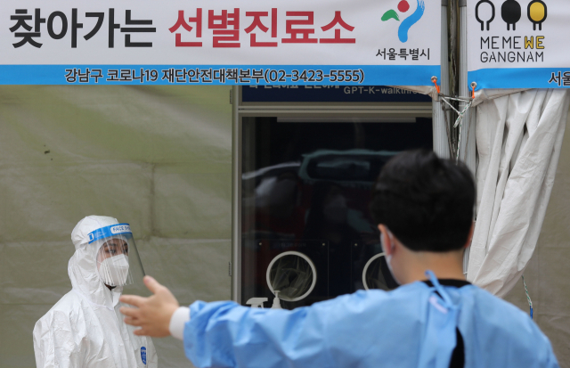 지난 5일 대치동 학원가 인근 '찾아가는 선별진료소'에서 의료진이 검사를 하고 있다./연합뉴스