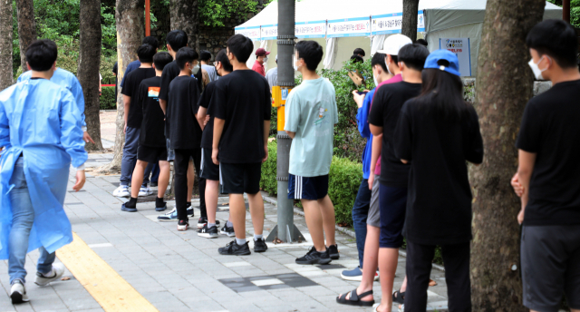 지난 5일 대치동 학원가 인근 '찾아가는 선별진료소'에서 학생들이 검사를 기다리고 있다./연합뉴스
