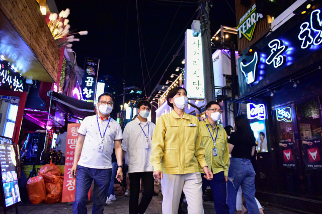 서은숙 부산진구청장과 직원들이 서면지역 야간 유흥시설 점검을 하고 있다./사진제공=부산진구