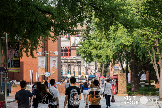 대학로 마로니에공원은 젊음의 활기를 느낄 수 있는 공간이다. 사회적 거리 두기가 완화되면 다시 거리가 관광객들로 북적거릴 것으로 전망된다.