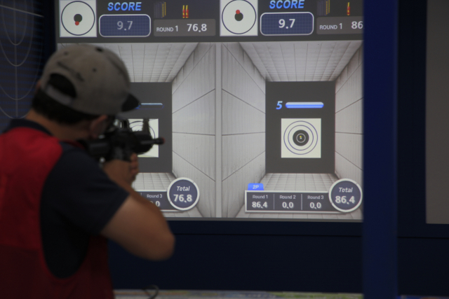 대구사격장 방문객이 스크린 사격을 즐기고 있다. 대구사격장에는 아이들을 위한 가상현실(VR), BB탄, 스크린 사격 시설이 마련돼 있다.