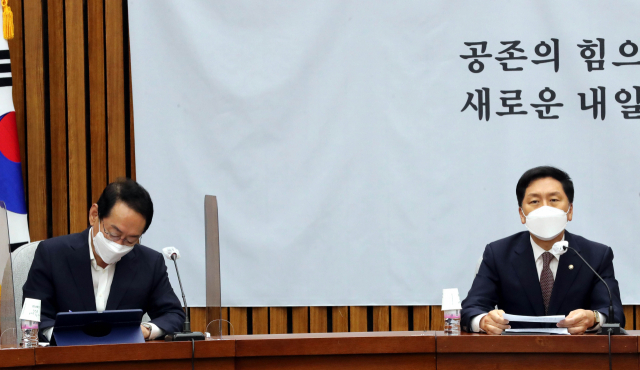 김기현(오른쪽) 국민의힘 원내대표가 6일 오전 서울 여의도 국회에서 열린 원내대책회의에서 발언하고 있다./성형주 기자