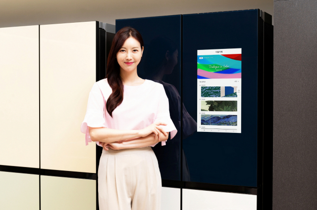 삼성전자 모델이 삼성전자 패밀리허브 냉장고 전용 앱 ‘비스포크 아뜰리에’를 소개하고 있다./사진제공=삼성전자
