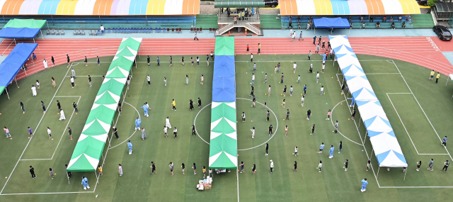 6일 학생 23명의 코로나19 집단 감염이 발생한 인천 미추홀구 인주초등학교에 설치된 워크스루(Walk through) 선별진료소에서 학생과 교직원, 가족 등 3,000여 명이 길게 줄지어 코로나19 전수 검사를 받고 있다. /인천=오승현 기자