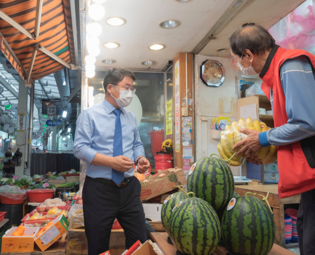 전통시장 장보기 행사에 참여한 이승우 한국남부발전 사장이 과일을 구매하고 있다./사진제공=한국남부발전