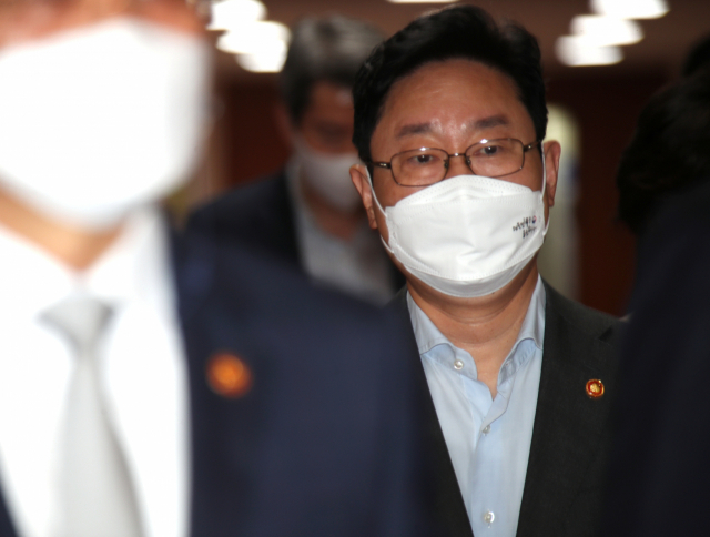 박범계 법무부 장관이 6일 정부서울청사에서 열린 국무회의에 참석하고 있다./연합뉴스