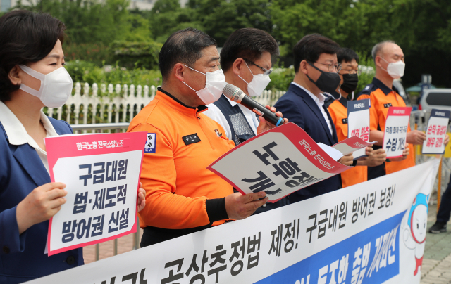 홍순탁 한국노총 소방노조 위원장이 6일 서울 여의도 국회 앞에서 열린 출범식에서 발언하고 있다. /연합뉴스