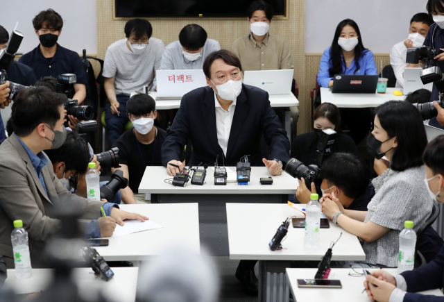 윤석열 전 검찰총장이 6일 오후 대전시 유성구 어은동 카이스트에서 학생들을 만나 탈원전 정책에 관한 의견을 나누고 있다. /연합뉴스