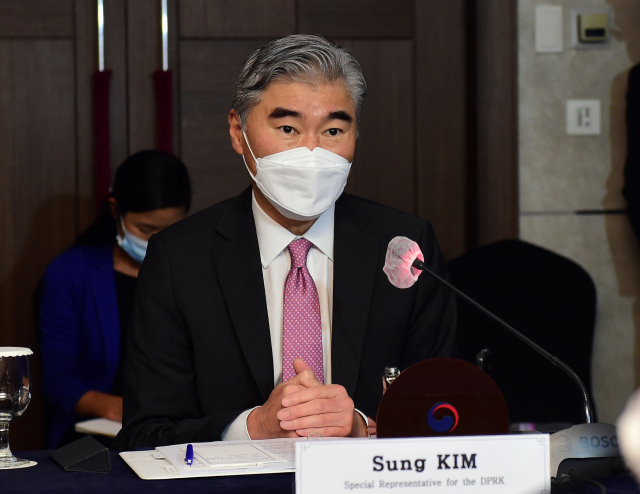 북핵문제를 담당하는 미국의 성 김 대북특별대표가 21일 서울 소공동 롯데호텔에서 한국의 노규덕 외교부 한반도평화교섭본부장과 만나 한미 북핵수석대표 협의를 하고 있다. /사진공동취재단 2021.06.21