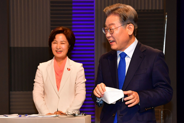 이재명(오른쪽) 경기지사와 추미애 전 법무부 장관이 6일 서울 마포구 MBC 방송센터에서 합동 토론회를 준비하고 있다. /성형주 기자