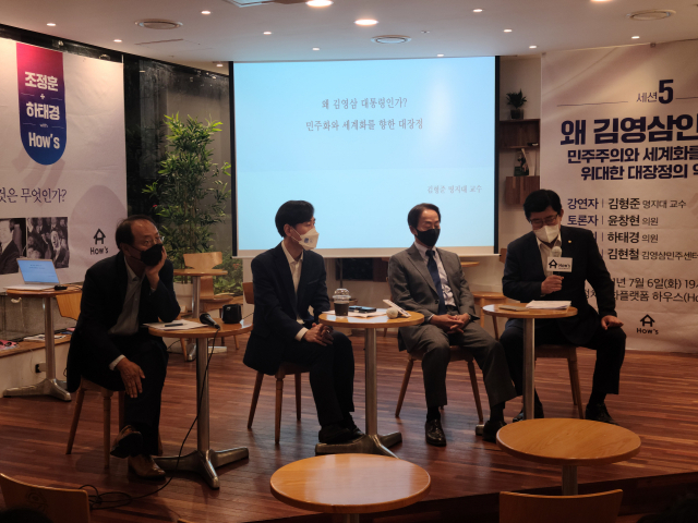 김형준(왼쪽부터) 명지대 교수, 하태경 국민의힘 의원, 김현철 김영삼민주센터 상임이사, 윤창현 국민의힘 의원이 지난 6일 서울 여의도 카페 하우스(How’s)에서 열린 ‘기적의 나라 대한민국 7인의 대통령’ 세미나에서 토론을 하고 있다. / 김남균 기자