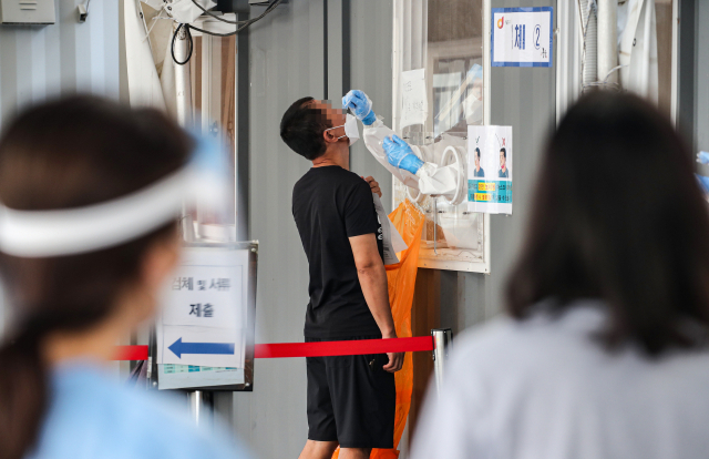 6일 오전 서울 중구 서울역에 마련된 신종 코로나 바이러스감염증(코로나19) 선별검사소에 시민들이 진단 검사를 받고 있다. 코로나19 신규 확진자는 746명을 기록해 1주일 연속 700명 이상을 기록했다. /연합뉴스