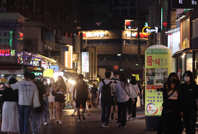 6일 오후 서울 홍대거리가 붐비고 있다. /연합뉴스