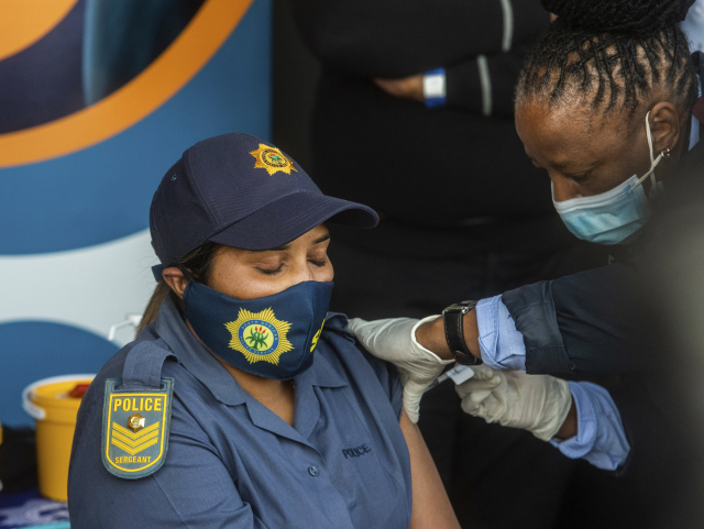 5일(현지시간) 남아프리카공화국 소웨토의 한 신종 코로나바이러스 감염증(코로나19) 백신 접종소에서 한 여경이 존슨앤드존슨(J&J)의 자회사 얀센의 백신을 접종받고 있다. 남아공에서는 델타 변이로 인해 최근 코로나19 하루 신규 확진자 수가 연일 최다를 기록하고 있다. /AP연합뉴스