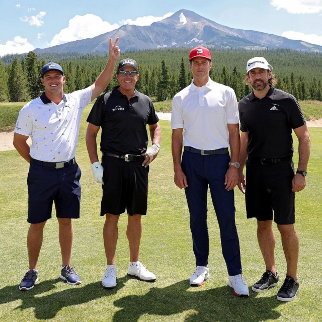 ‘더 매치4’에 앞서 포즈를 취하는 브라이슨 디섐보(왼쪽부터)와 필 미컬슨, 톰 브래디, 아론 로저스. /출처=PGA 투어 인스타그램