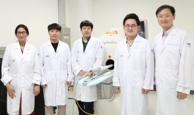 미세 플라스틱의 체내 이동 경로를 처음으로 밝힌 한국원자력의학원 연구팀이 기념 촬영을 하고 있다.