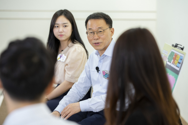 김우호 인사혁신처장이 지난 5일 세종시 한 카페에서 90년대생 공무원들과 대화하고 있다./연합뉴스