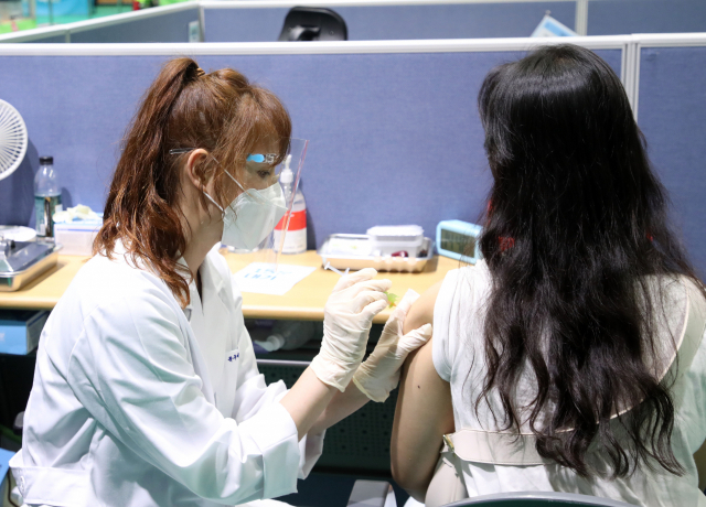 7일 오후 광주 북구 코로나19 예방접종센터에서 시민이 백신 접종을 받고 있다. /광주=연합뉴스