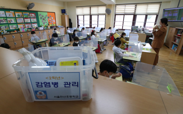 서울의 한 초등학교에서 학생들이 수업을 받고 있다. /서울경제DB