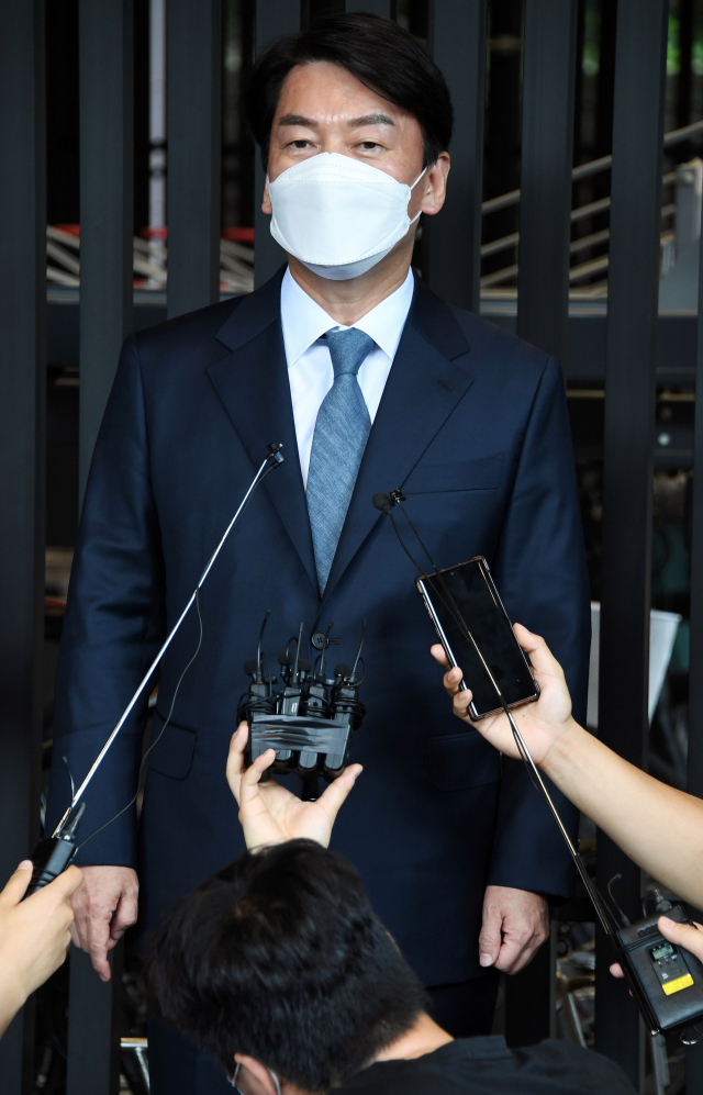 안철수 국민의당 대표가 7일 오후 서울 종로구 한 중식당에서 윤석열 전 검찰총장과 오찬 회동을 마친 뒤 기자들의 질문에 답하고 있다. /성형주기자