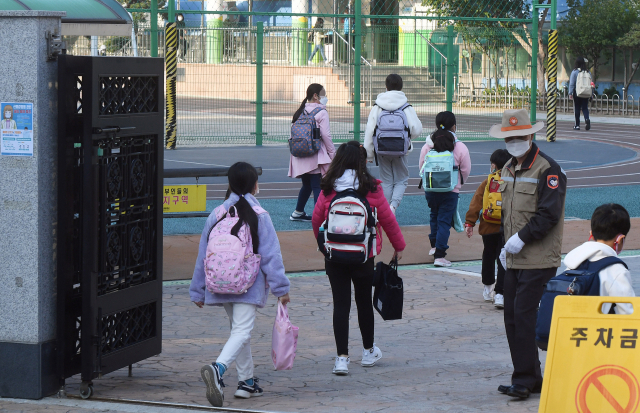 서울의 한 초등학교에 학생들이 등교하고 있다. /서울경제DB