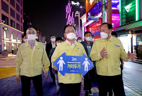 김총리 '거리두기 격상, 전파 속도가 관건…주말까지 지켜보겠다'