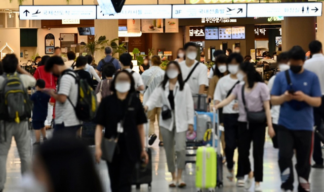 [포토뉴스] 코로나19 확진자, 사태 이후 최다 발생…제주공항은 ‘인산인해’