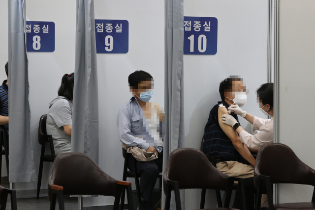 예방접종센터에서 시민들이 백신 접종을 받고 있다./연합뉴스